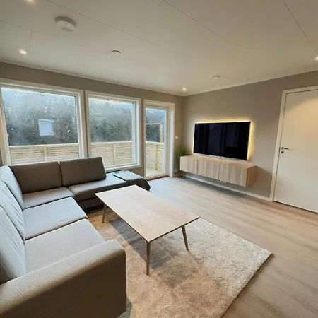 Modern In Langevag, Sula * Sula (More og Romsdal)